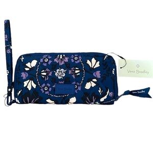 NWT - Ultralight RFID Vera Bradley Accordion Wristlet Fleur Medallion